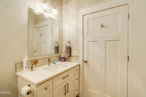 Bath - 3740 Stacy Dr, Bismarck, ND 58504 photo 3 of 11
