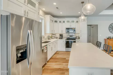Kitchen - 3740 Stacy Dr, Bismarck, ND 58504 photo 5 of 10