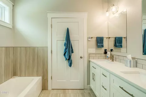 Bath - 3740 Stacy Dr, Bismarck, ND 58504 photo 9 of 11