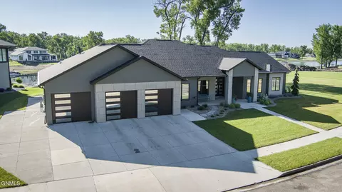 2533 Langer Ln, Bismarck, ND 58504