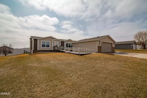 3737 Greensboro Dr, Bismarck, ND 58503