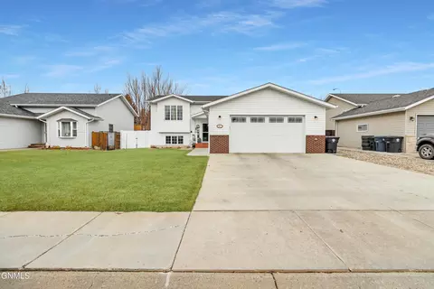 821 Shinagle Dr, Dickinson, ND 58601