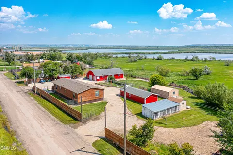 721 Riverside Dr, Williston, ND 58801 photo 5
