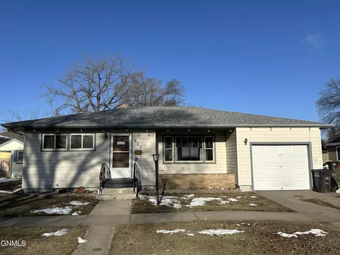 516 6th Ave SE, Jamestown, ND 58401