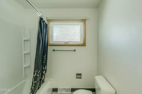 Bath - 2014 Rosser Ave, Bismarck, ND 58501 photo 2 of 3