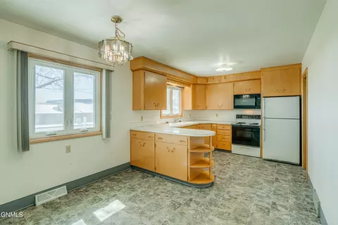 Kitchen - 2014 Rosser Ave, Bismarck, ND 58501 photo 1 of 3