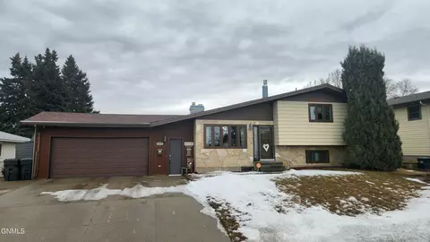403 13th St NW, Mandan, ND 58554