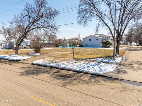 1805 Bowen Ave, Bismarck, ND 58504 photo 4