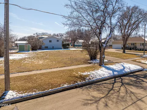 1805 Bowen Ave, Bismarck, ND 58504 photo 3