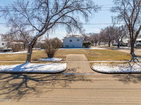 1805 Bowen Ave, Bismarck, ND 58504 photo 2