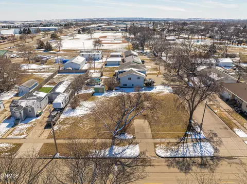 1805 Bowen Ave, Bismarck, ND 58504