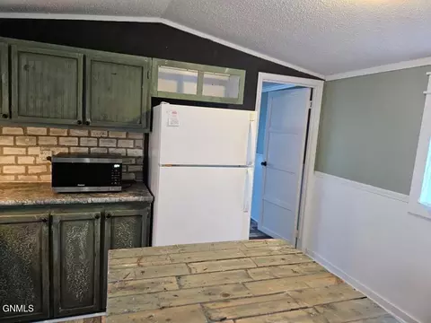 208 A St, Dickinson, ND 58601 photo 6
