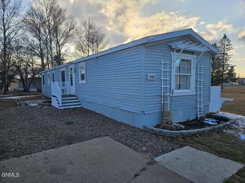 208 A St, Dickinson, ND 58601 photo 2