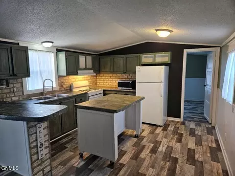 208 A St, Dickinson, ND 58601 photo 4