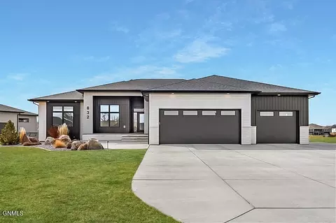 832 Southbay Cir, Bismarck, ND 58504