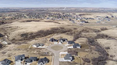 1507 Crest Rd, Bismarck, ND 58503 photo 7