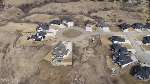 1507 Crest Rd, Bismarck, ND 58503 photo 2