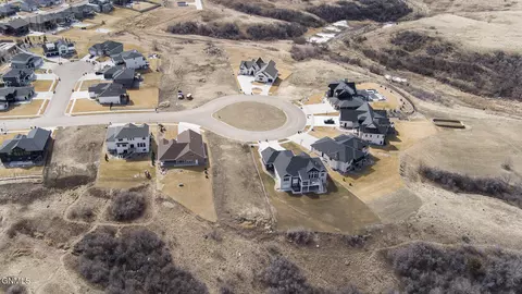 1507 Crest Rd, Bismarck, ND 58503 photo 4
