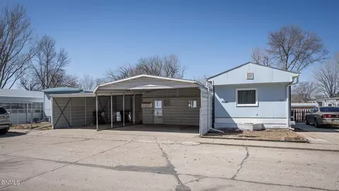 613 Prairie Ln W, Mandan, ND 58554
