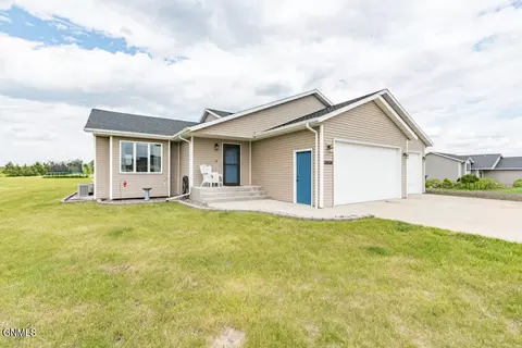 5918 Kayley Dr, Bismarck, ND 58504