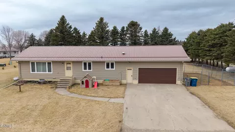 519 9th St, Edgeley, ND 58433