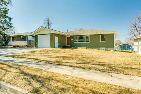 1812 9th St N, Bismarck, ND 58501