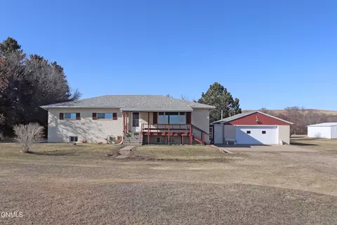2071 38th St, Mandan, ND 58554