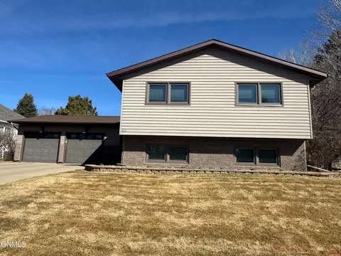 82 Country Club Dr, Bismarck, ND 58501