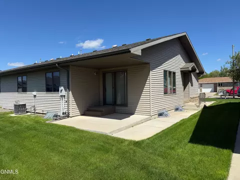 1811 15th Ave W, Williston, ND 58801 photo 4