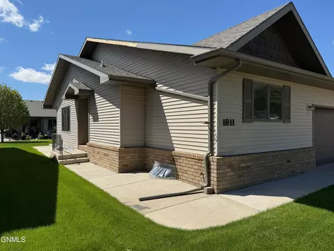 1811 15th Ave W, Williston, ND 58801 photo 3