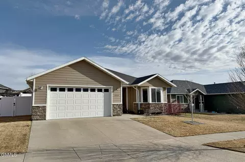 2014 23rd St W, Williston, ND 58801 photo 3