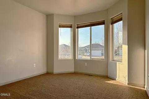 2014 23rd St W, Williston, ND 58801 photo 9