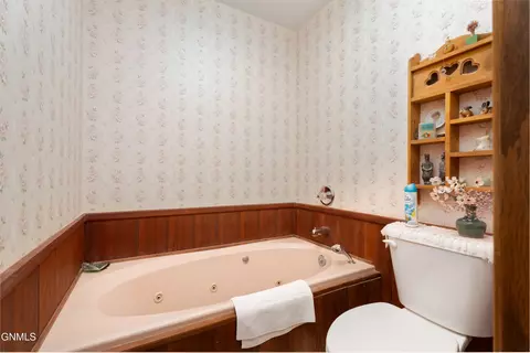 Bath - 408 E Brandon Dr, Bismarck, ND 58503 photo 2 of 5