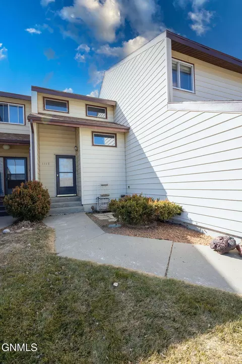 1117 7th Ave E, Williston, ND 58801 photo 3