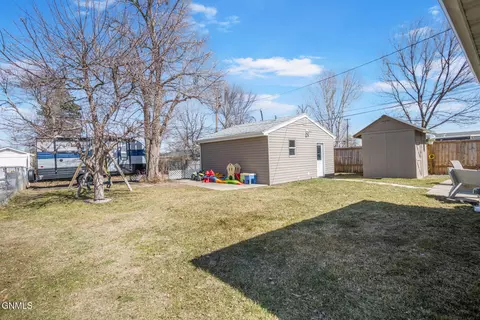 720 16th St W, Williston, ND 58801 photo 4