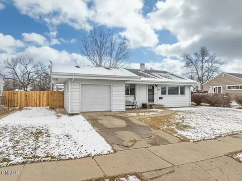 514 13th Ave W, Williston, ND 58801 photo 2
