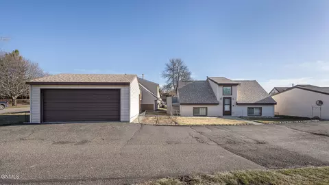 3121 Manitoba Ln, Bismarck, ND 58503