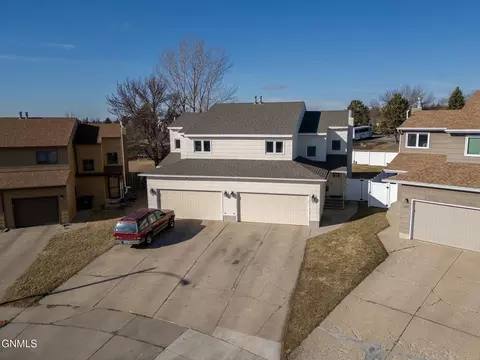 109 Brandon Dr, Bismarck, ND 58503