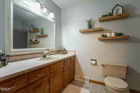 109 Brandon Dr, Bismarck, ND 58503 photo 45