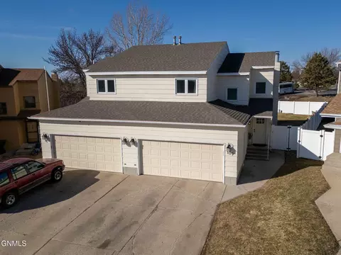 109 Brandon Dr, Bismarck, ND 58503 photo 2