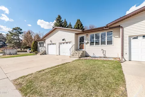 2925 Manitoba Ln, Bismarck, ND 58503