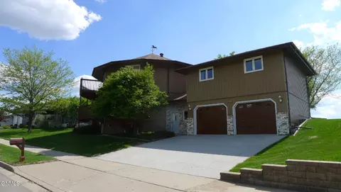 1005 Lohstreter Rd, Mandan, ND 58554