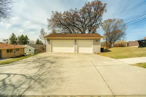 2218 E D Ave, Bismarck, ND 58501 photo 2