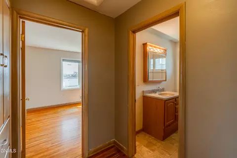 2218 E D Ave, Bismarck, ND 58501 photo 15