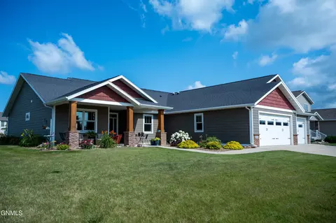 3330 Chisholm Trl, Bismarck, ND 58503