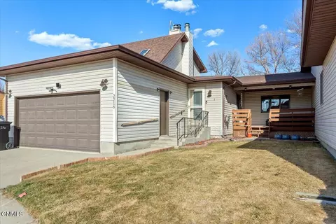 2216 N Main Ct, Williston, ND 58801