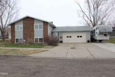 3624 37th St NW, Mandan, ND 58554