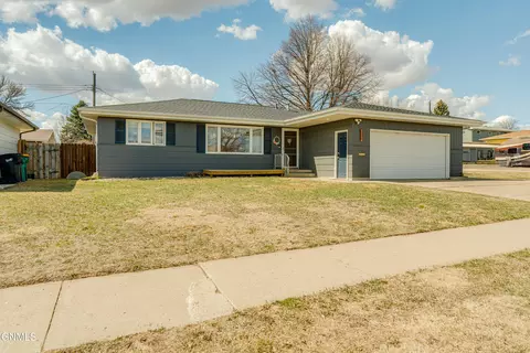 1116 29th St, Bismarck, ND 58501