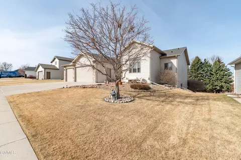 3012 Remuda Dr, Bismarck, ND 58503 photo 2
