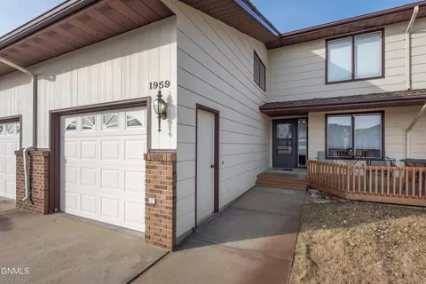 1959 Prairie Oak Dr, Dickinson, ND 58601